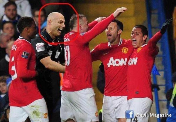 Howard Webb a Scumchester supporter? 85ff97eed058c28484f7d764f6798a5c